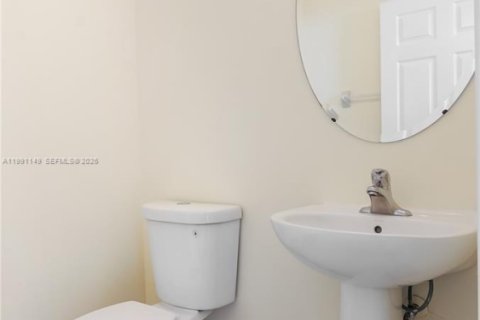 Casa en venta en Hialeah, Florida, 5 dormitorios, 256.32 m2 № 2059407 - foto 28