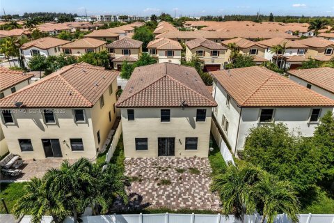 Casa en venta en Hialeah, Florida, 5 dormitorios, 256.32 m2 № 2059407 - foto 5