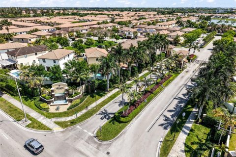 Casa en venta en Hialeah, Florida, 5 dormitorios, 256.32 m2 № 2059407 - foto 9