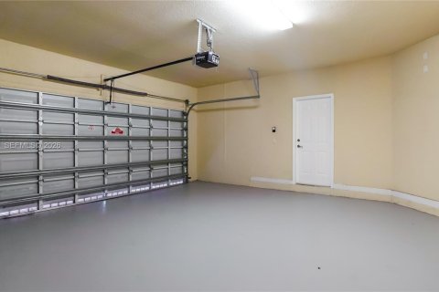 Casa en venta en Hialeah, Florida, 5 dormitorios, 256.32 m2 № 2059407 - foto 29