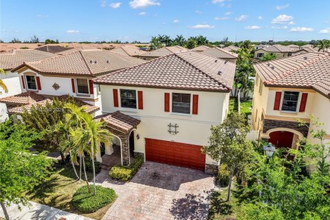 Casa en venta en Hialeah, Florida, 5 dormitorios, 256.32 m2 № 2059407 - foto 2