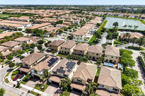 Casa en venta en Hialeah, Florida, 5 dormitorios, 256.32 m2 № 2059407 - foto 10