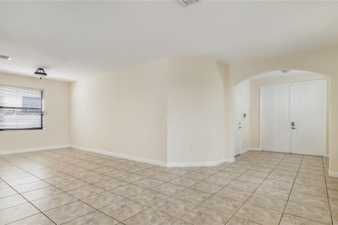 Casa en venta en Hialeah, Florida, 5 dormitorios, 256.32 m2 № 2059407 - foto 15