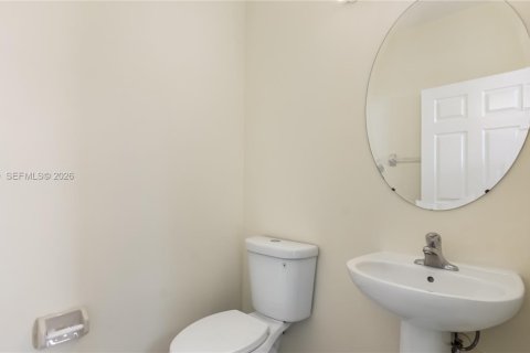 Casa en venta en Hialeah, Florida, 5 dormitorios, 256.32 m2 № 2059407 - foto 18