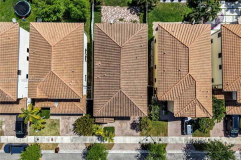 Casa en venta en Hialeah, Florida, 5 dormitorios, 256.32 m2 № 2059407 - foto 4