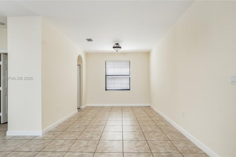 Casa en venta en Hialeah, Florida, 5 dormitorios, 256.32 m2 № 2059407 - foto 16