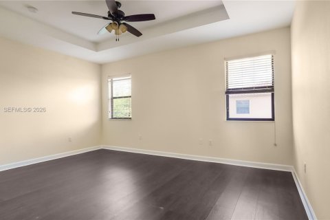 Casa en venta en Hialeah, Florida, 5 dormitorios, 256.32 m2 № 2059407 - foto 30