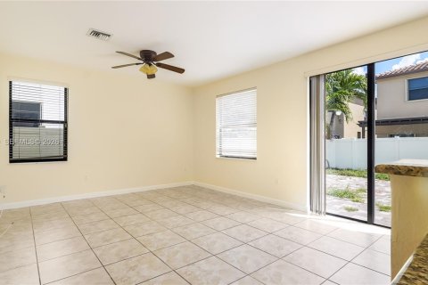 Casa en venta en Hialeah, Florida, 5 dormitorios, 256.32 m2 № 2059407 - foto 26