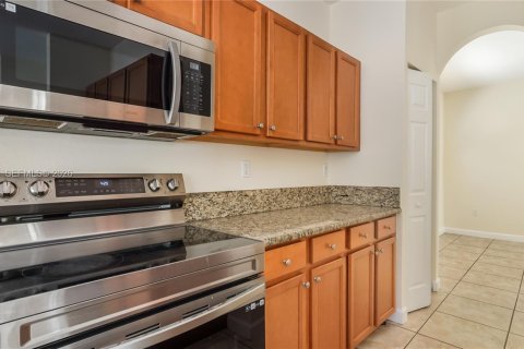 Casa en venta en Hialeah, Florida, 5 dormitorios, 256.32 m2 № 2059407 - foto 24