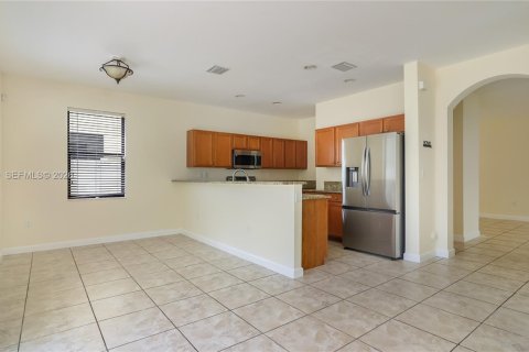 Casa en venta en Hialeah, Florida, 5 dormitorios, 256.32 m2 № 2059407 - foto 21