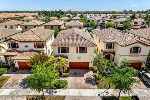 Casa en venta en Hialeah, Florida, 5 dormitorios, 256.32 m2 № 2059407 - foto 3