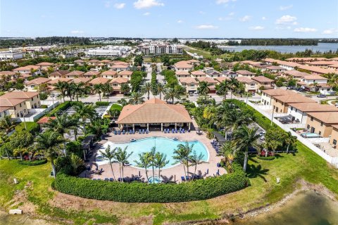 Casa en venta en Hialeah, Florida, 5 dormitorios, 256.32 m2 № 2059407 - foto 7