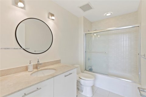 Condo in Miami, Florida, 1 bedroom  № 1943394 - photo 17