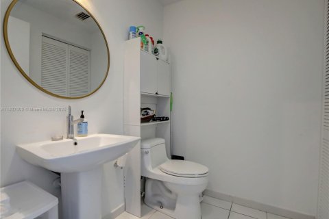 Condo in Miami, Florida, 1 bedroom  № 1943394 - photo 18