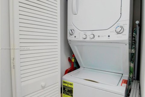 Condo in Miami, Florida, 1 bedroom  № 1943394 - photo 30
