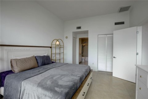 Condo in Miami, Florida, 1 bedroom  № 1943394 - photo 15