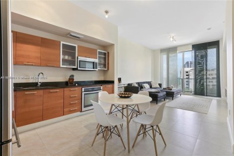 Condo in Miami, Florida, 1 bedroom  № 1943394 - photo 3
