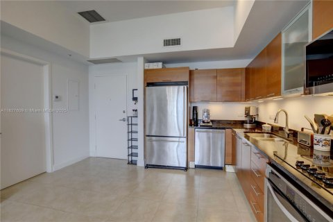 Condo in Miami, Florida, 1 bedroom  № 1943394 - photo 6