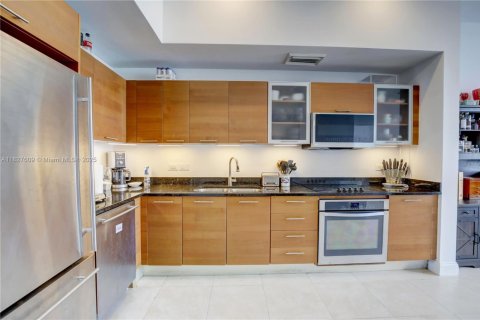 Condo in Miami, Florida, 1 bedroom  № 1943394 - photo 5