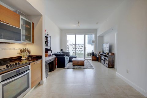 Condo in Miami, Florida, 1 bedroom  № 1943394 - photo 7