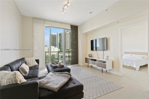 Condo in Miami, Florida, 1 bedroom  № 1943394 - photo 1