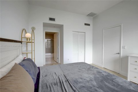 Condo in Miami, Florida, 1 bedroom  № 1943394 - photo 16