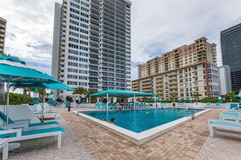 Copropriété à louer à Hallandale Beach, Floride: 1 chambre, 52.95 m2 № 1729539 - photo 2