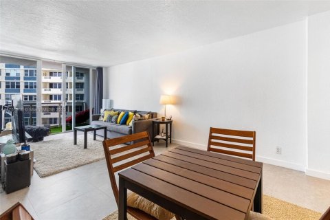Copropriété à louer à Hallandale Beach, Floride: 1 chambre, 52.95 m2 № 1729539 - photo 12