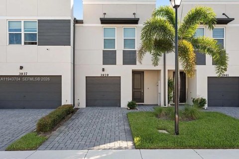 Снять в аренду таунхаус в Стьюарт, Флорида 3 спальни, 137.03м2, № 2000566 - фото 2