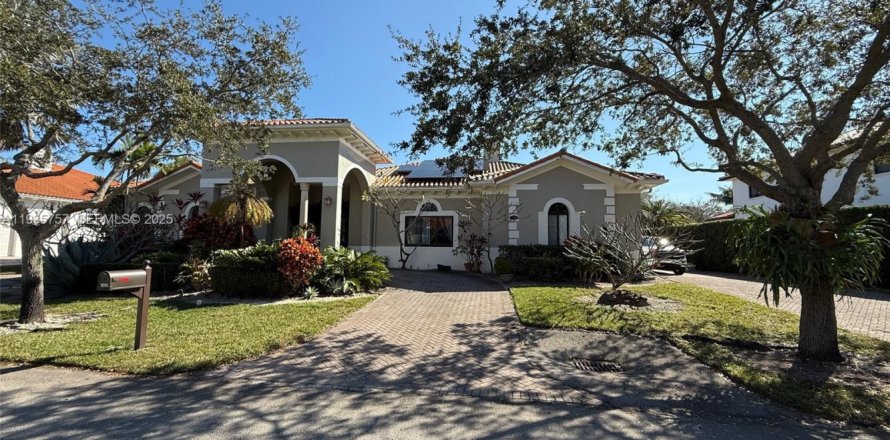 Villa ou maison à Cutler Bay, Floride 5 chambres, 345.32 m2 № 1994131