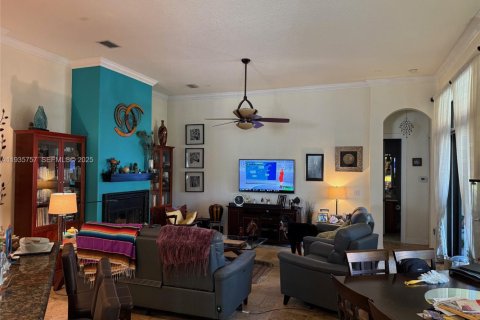 Villa ou maison à vendre à Cutler Bay, Floride: 5 chambres, 345.32 m2 № 1994131 - photo 4