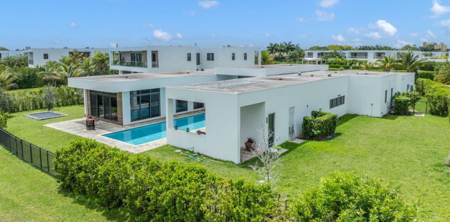 House in Weston, Florida 6 bedrooms, 481.05 sq.m. № 2245602