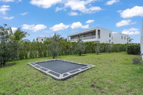 House in Weston, Florida 6 bedrooms, 481.05 sq.m. № 2245602 - photo 24