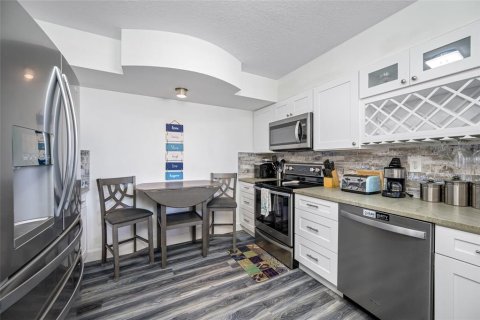 Condo in Saint Petersburg, Florida, 2 bedrooms № 2215680 - photo 10