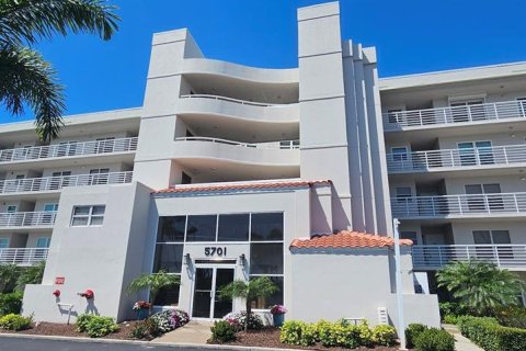 Condo in Saint Petersburg, Florida, 2 bedrooms № 2215680 - photo 2