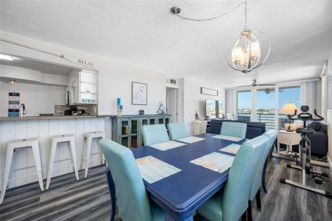 Condo in Saint Petersburg, Florida, 2 bedrooms № 2215680 - photo 13