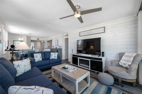 Condo in Saint Petersburg, Florida, 2 bedrooms № 2215680 - photo 4