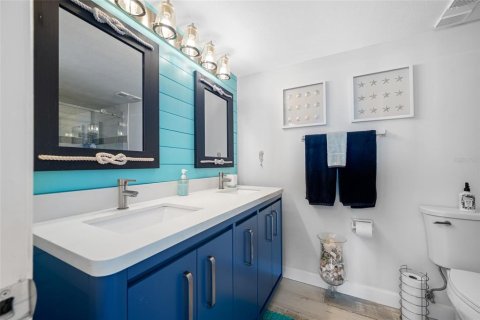 Condo in Saint Petersburg, Florida, 2 bedrooms № 2215680 - photo 19