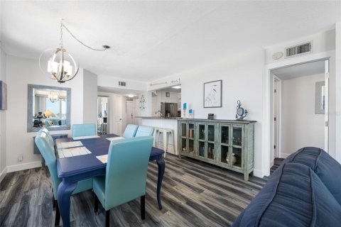 Condo in Saint Petersburg, Florida, 2 bedrooms № 2215680 - photo 15