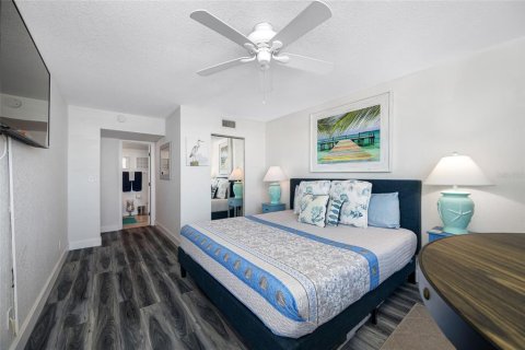 Condo in Saint Petersburg, Florida, 2 bedrooms № 2215680 - photo 17