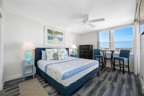 Condo in Saint Petersburg, Florida, 2 bedrooms № 2215680 - photo 16