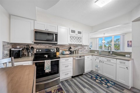 Condo in Saint Petersburg, Florida, 2 bedrooms № 2215680 - photo 9