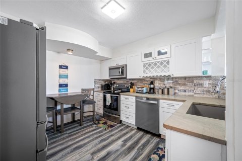 Condo in Saint Petersburg, Florida, 2 bedrooms № 2215680 - photo 8