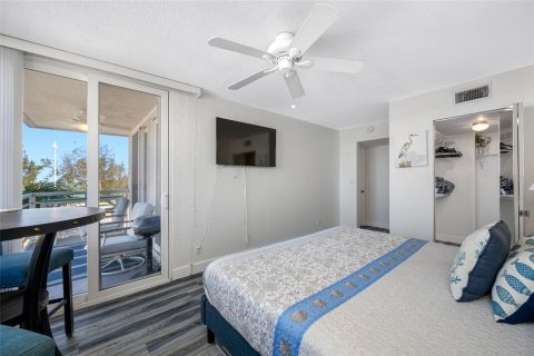 Condo in Saint Petersburg, Florida, 2 bedrooms № 2215680 - photo 18