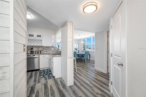 Condo in Saint Petersburg, Florida, 2 bedrooms № 2215680 - photo 11