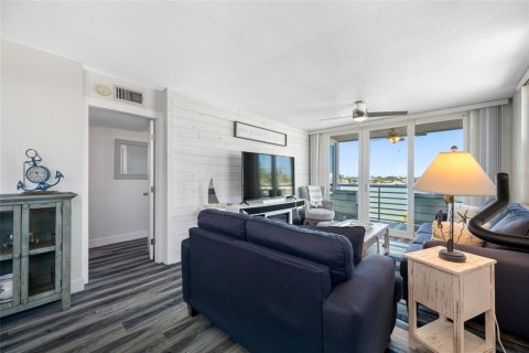 Condo in Saint Petersburg, Florida, 2 bedrooms № 2215680 - photo 3