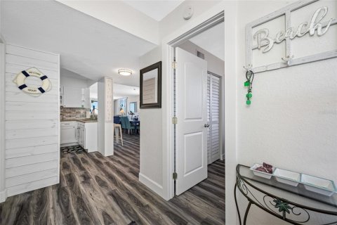 Condo in Saint Petersburg, Florida, 2 bedrooms № 2215680 - photo 27