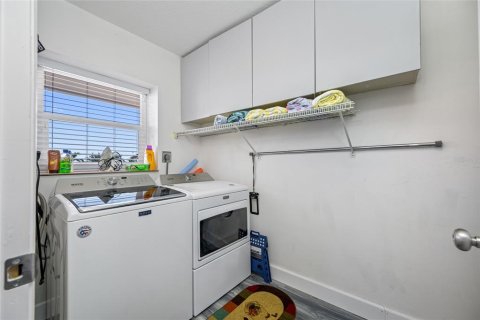 Condo in Saint Petersburg, Florida, 2 bedrooms № 2215680 - photo 29