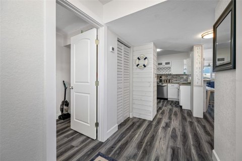 Condo in Saint Petersburg, Florida, 2 bedrooms № 2215680 - photo 30
