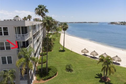 Condo in Saint Petersburg, Florida, 2 bedrooms № 2215680